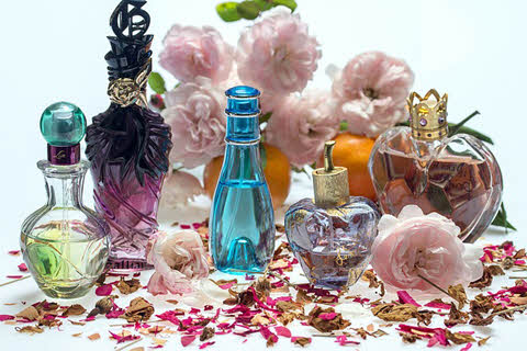 Vários vidros de perfume coloridos, como descartar vidro de perfume?