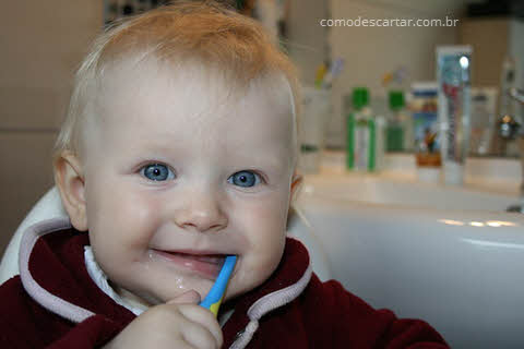 Bebê com escova de dente, como descartar escova de dentes usadas